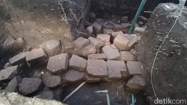 Saat disinggung perihal struktur bangunan yang ditemukan berupa candi, Tim Ahli belum bisa menjelaskan secara pasti struktur bangunan tersebut. Nantinya, temuan ini akan diteliti lebih lanjut. (Eko Susanto/detikTravel) Saat disinggung perihal struktur bangunan yang ditemukan berupa candi, Tim Ahli belum bisa menjelaskan secara pasti struktur bangunan tersebut. Nantinya, temuan ini akan diteliti lebih lanjut. (Eko Susanto/detikTravel)