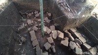 Untuk mengamankan dari tangan jahil, temuan berupa satu lubang yang berupa struktur batu bata, kemudian satu lubang lagi berupa struktur dari bahan batu alam, ditutup terpal. Tindak lanjut dari temuan ini, nantinya masih akan dibicarakan dengan pihak-pihak terkait. (Eko Susanto/detikTravel)