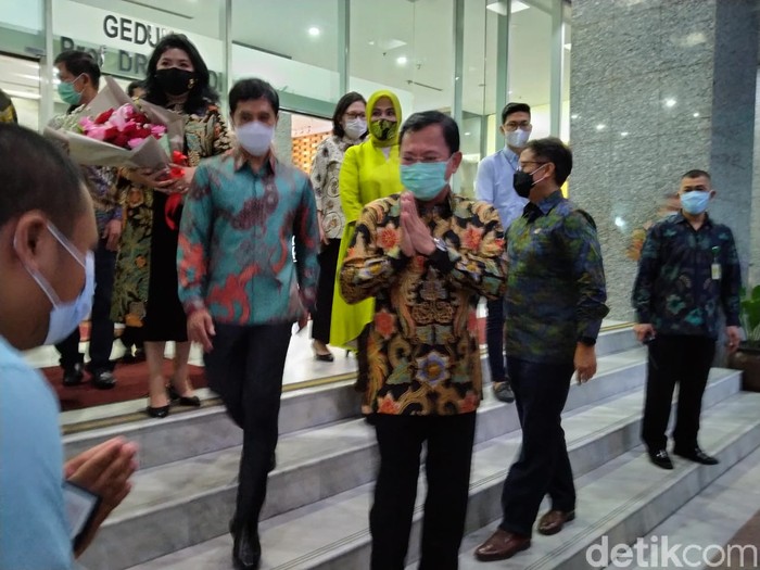 Serah terima jabatan Menteri Kesehatan jadi momen terakhir Terawan Agus Putranto berkantor di Jl HR Rasuna Said. Terawan berencana kembali jadi dokter.