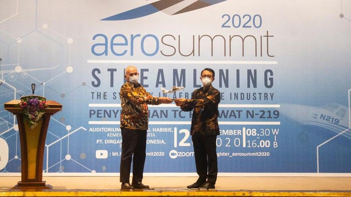 Penyerahan model pesawat dari PT DI ke Pemprov Aceh (dok. Istimewa)