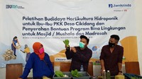 Penyuluh tampak memberikan pelatihan hidroponik kepada pemberdayaan masyarakat di Kabupaten Sukabumi, Jawa Barat, Setelah sukses melakukan pemberdayaan secara berkelanjutan di Ciletuh Palabuhanratu Unesco Global Geopark. Foto: dok. Jamkrindo