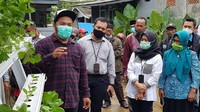 Pemberdayaan masyarakat di wilayah Cikidang itu dimulai dengan pelaksanaan pelatihan budidaya hortikultura hidroponik bagi ibu-ibu PKK guna meningkatkan penghasilan di tengah tekanan ekonomi akibat pandemi covid-19. Foto: dok. Jamkrindo