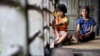 Seorang wanita dayak taman ini masih tampak segar meskipun usianya sudah 95 tahun. Ia pun bercengkrama dengan cucunya di depan kamar/bilik rumahnya yang berada di sisi paling pojok Rumah Betang Semangkok ini.