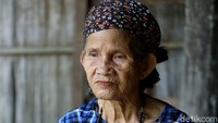 Kalau ini adalah salah satu wanita asli dayak taman yang menghabiskan waktunya di beranda rumah betang.