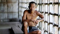 Inilah potret salah satu pria asli dayak taman yang berdiam di rumah betang tersebut.