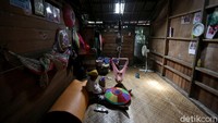 Beginilah kondisi dalam rumah betang yang terlihat seperti melongpong. Seorang nenek menemani cucunya yang tertidur pulas di atas gendongan bertemankan lagu khas dayak.