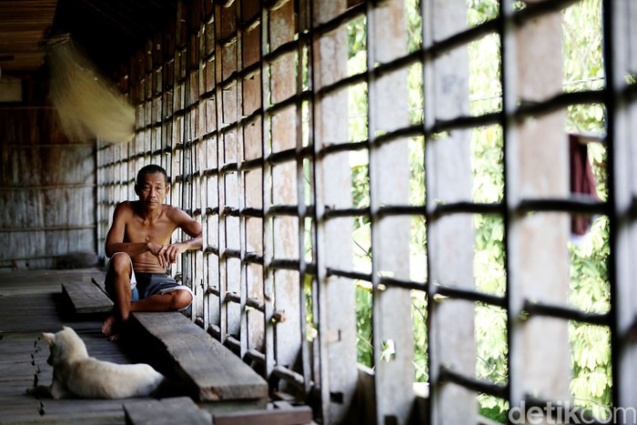 Potret Kehidupan Suku Dayak Taman di Rumah Betang Semangkok Salah satu peninggalan suku dayak taman yang tertua dan masih ada di Kapuas Hulu adalah Rumah Betang Semangkok. Mau tahu kehidupan disana? Intip yuks.