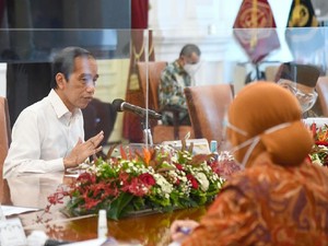 Jokowi ke Menteri: Jangan Sampai Ada Potongan Seperti Bansos Jabodetabek