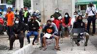 Setelah mendaftarkan diri, warga mengantre untuk menjalani rapid test antigen. Antrean dengan menerapkan protokol kesehatan seperti jaga jarak.