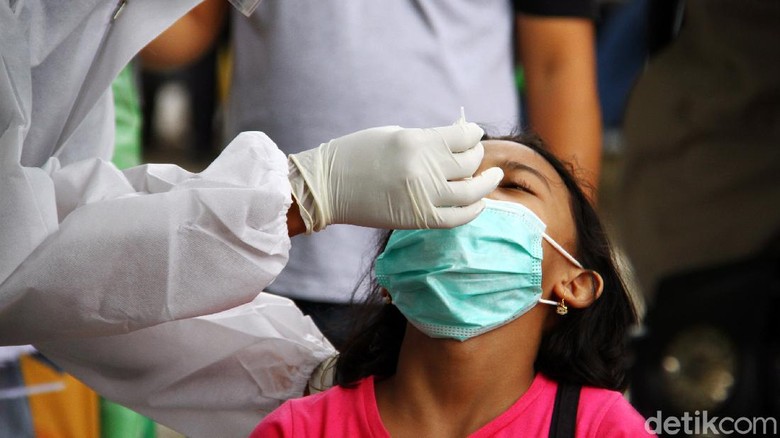 Rapid Test Antigen Gratis untuk Warga Polda Metro Jaya mengadakan rapid test antigen gratis dalam Operasi Lilin Jaya 2020. Salah satu lokasi rapid test antigen berada di pos wilayah Cilandak.