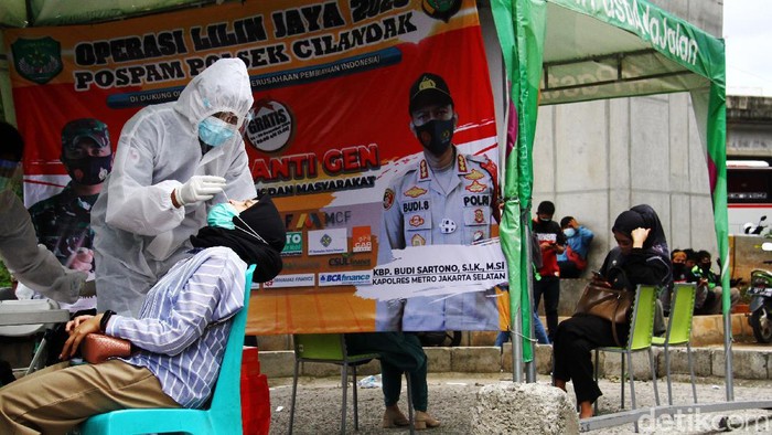 Rapid Test Antigen Gratis untuk Warga Polda Metro Jaya mengadakan rapid test antigen gratis dalam Operasi Lilin Jaya 2020. Salah satu lokasi rapid test antigen berada di pos wilayah Cilandak.