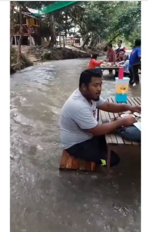 Dinilai Berbahaya, Restoran di Tengah Arus Deras Sungai Ini Dikritik Netizen