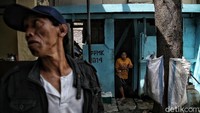 Risma juga menjanjikan rumah untuk para gelandangan dan pengemis yang bermukim di sekitar Ciliwung. 