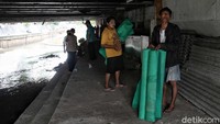 Sebab mata pencaharian ia hanya pemulung di sekitar Salemba tempat tinggalnya.