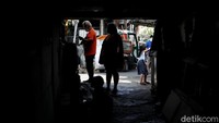 Warga yang sama juga mengatakan bahwa kolong ini kalau tidak diisi sering terjadi kejahatan karena sepi.