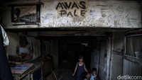 Sekitar 12 bangunan bedeng ada di Kawasan tersebut. 