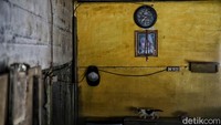 Interior bangunan di lokasi tersebut juga seperti rumah permanen ada kulkas dan ruang tamu.