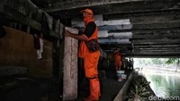 Deretan rumah bedeng yang sempat dikunjungi Menteri Sosial Tri Rismaharini blusukan atau mengunjungi kawasan bantaran Sungai Ciliwung pada hari pertamanya bekerja itu kini digusur petugas PSSI Keluarahan Pegangsaan.