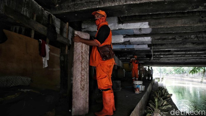Riwayat Bedeng Kolong Jembatan Sungai Ciliwung Deretan rumah bedeng di kawasan bantaran Sungai Ciliwung kini digusur petugas PPSU. Mensos Risma menjanjikan rumah untuk para pengemis tersebut.
