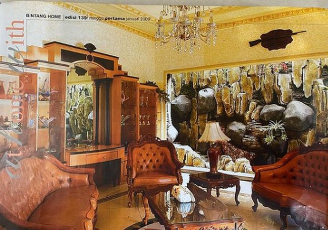 Ruang tamu pun tak kalah mewah. Ada lemari besar dan set kursi antik berbahan kulit. Foto: Instagram/@inul.d