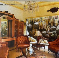 Ruang tamu pun tak kalah mewah. Ada lemari besar dan set kursi antik berbahan kulit. Foto: Instagram/@inul.d