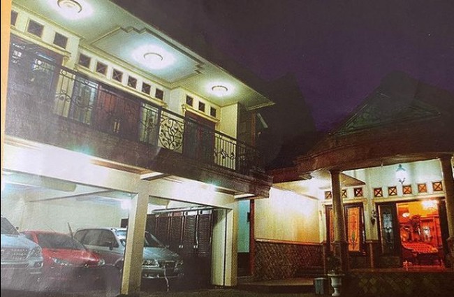 Rumah lama Inul Daratista di Pasuruan, Jawa Timur, ini cukup luas. Tampak depan ada beberapa mobil terparkir di garasi. Foto: Instagram/@inul.d