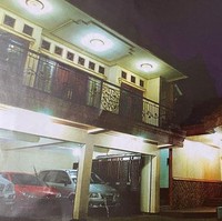 Rumah lama Inul Daratista di Pasuruan, Jawa Timur, ini cukup luas. Tampak depan ada beberapa mobil terparkir di garasi. Foto: Instagram/@inul.d
