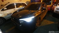 Bersama para penumpang lain, mobil ini langsung menjadi sorotan.