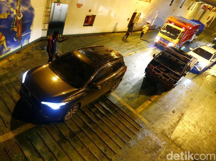 Saat Toyota Corolla Cross Hybrid Melintas Selat Bali
