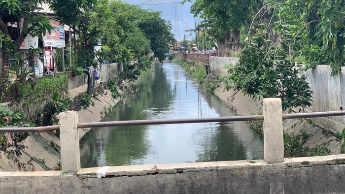 sampah di sungai surabaya