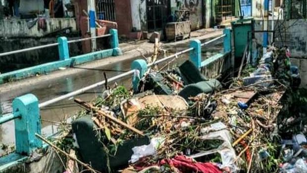 sampah di sungai surabaya