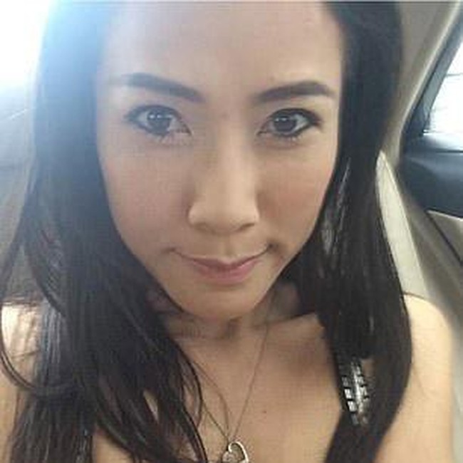 Ada delapan foto yang dikirimkan Pavin untuk MailOnline. Dari delapan foto tersebut sebagian besar adalah foto selfie selir raja Thailand Sineenat Wongvajirapakdi dengan penampilan seksi. Hanya ada satu foto yang diduga Sineenat sedang berpose tanpa busana dalam foto yang dirilis ke media. Foto: dok. Daily Mail