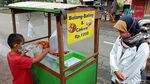 Semangat 2 Bocah Kakak Beradik Jualan Bolang-baling di Kudus
