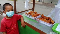 Erlaga Sabar Pratama dan Ismail berjualan bolang-baling sekitar satu bulan ini. Karena sekolah secara daring dan kini memasuki masa libur akhirnya mereka memilih membantu kedua orang tua.