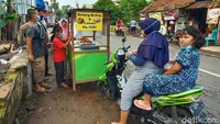 Kue bolang-baling dan cakwe yang dijual pagi ini terlihat laku keras.