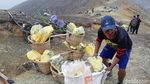 Foto: Suvenir Belerang Kawah Ijen yang Hasilkan Api Biru