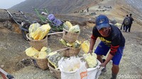 Kalau suvenir ini dibakar, maka akan menghasilkan Blue Fire seperti yang ada di Kawah Ijen. (Bonauli/detikcom)