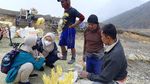 Foto: Suvenir Belerang Kawah Ijen yang Hasilkan Api Biru