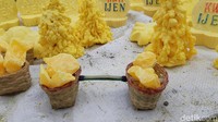 Harga suvenir belerang ini mulai dari Rp 5 ribu sampai 100 ribu. Yang ini harganya Rp 100 ribu karena cukup sulit.  (Bonauli/detikcom)