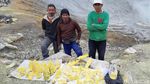Foto: Suvenir Belerang Kawah Ijen yang Hasilkan Api Biru