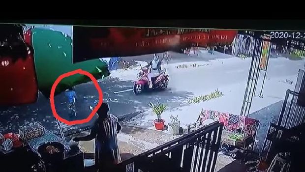 tangkapan layar rekaman CCTV bocah jadi korban tabrak lari di Klaten