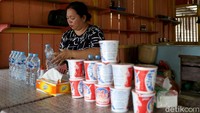 Kini, Pak Sukarmanto pun menyisatinya dengan kembali bekerja di tambak menangkar ikan Toman untuk dijadikan bahan baku kerupuk Basah. Sementara sang Istri membantu berjualan toko kecil-kecilan dirumahnya menjual makanan, indomie, minuman-minuman ringan untuk para pelintas jalan di poros Kalimantan.
