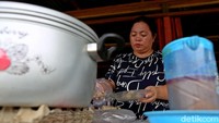 Keluarga Sukarmanto ini awalnya memiliki usaha Losmen dan warung kecil-kecilan untuk makan dan minum seperti warung indomie. Namun, usaha itu bangkrut.