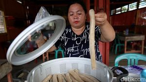 Terima BPUM, Pedagang Kecil Ini Bangkit dari Keterpurukan