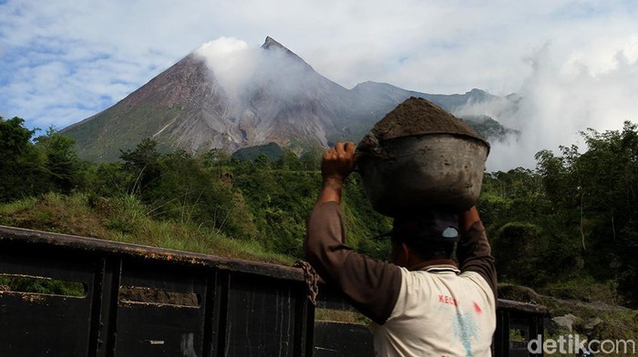 Berdasarkan data aktivitas Gunung Merapi di BPPTKG aktivitas Gunung Merapi masih tinggi sehingga status masih dalam tingkat siaga.