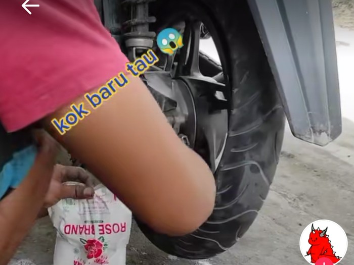 Tukang Tambal Ban Ini Sukses Nambal Ban Bocor Pakai Tepung Beras