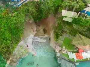 Celebrity on Vacation: Floating di Uluwatu Bali