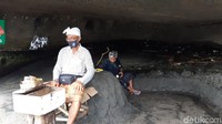 Sebelum masuk, wisatawan tidak membayar tiket tapi memberikan donasi sukarela untuk pengganti sesajen.  (Bonauli/detikcom)