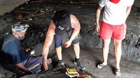 Menuurt kepercayaan, permohonanmu bisa terkabul jika menyentuh ular ini. (Bonauli/detikcom)