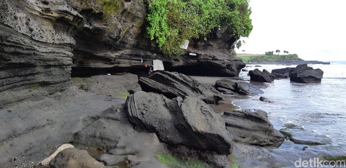 Ular Suci Pura Tanah Lot